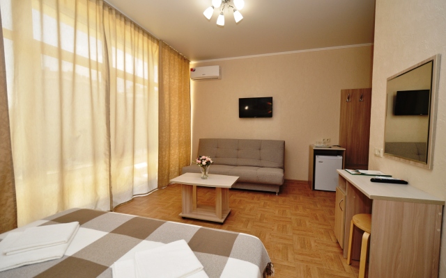 AUGUST Na Pionerskom Guest house