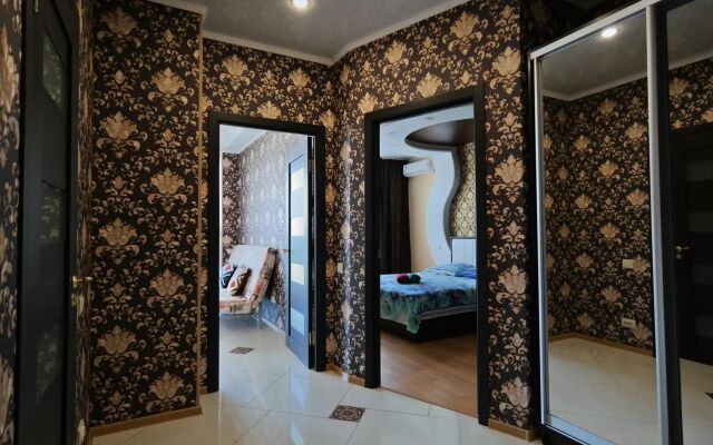 V Tsentre Goroda V Novom Dome Flat