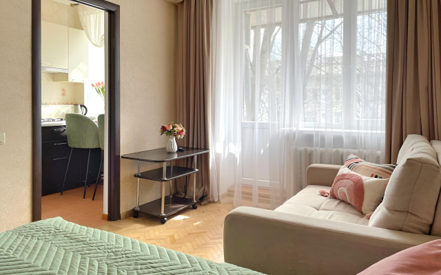 Uyutnaya na Brodvee s balkonom Flat