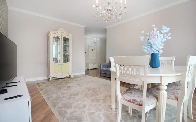 Trekhkomnatnaya V Zhk braun Vozle Trts Mega Almaty Flat