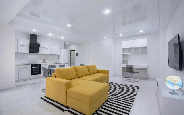 Квартира В Белоснежных Тонах с Яркими Акцентами в ЖК Центральный