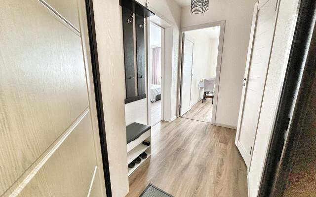 Yelena Ozerki Flat