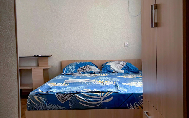 Dvukhkomnatnye S Dvorikom I Parkovkoy Apartments