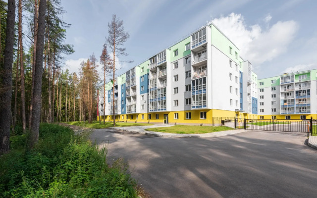 Квартира с камином в сосновом лесу