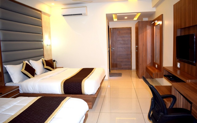Royal Square by Sky Stays Hotel
