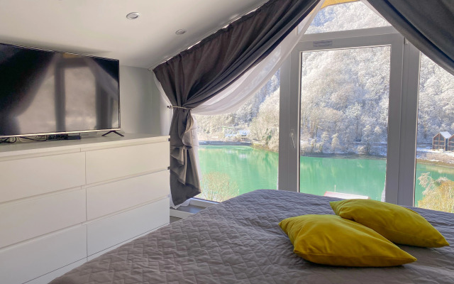 Apartment with panoramic views of the lake and mountains