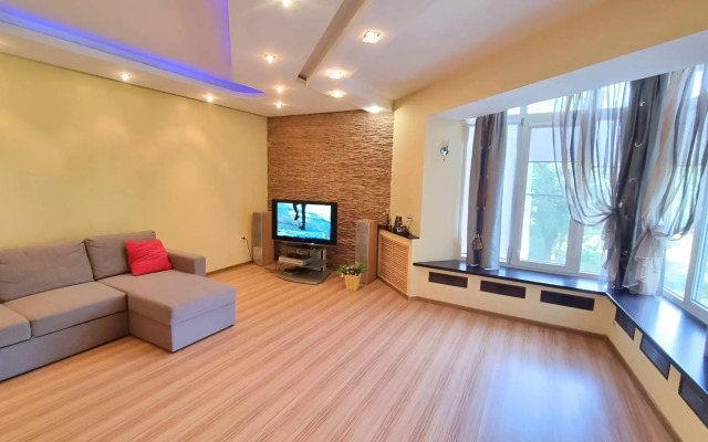 Trekhkomnatnaya v Tsentre Romashki Kvartira