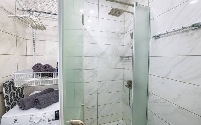 Квартира с Панорамными Окнами и Выходом на Крышу