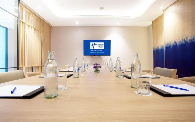 Holiday Inn Express and Suites Bangkok Central Pier by IHG