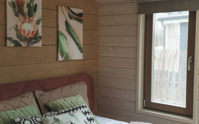 Частный дом с баней бочкой у воды и леса