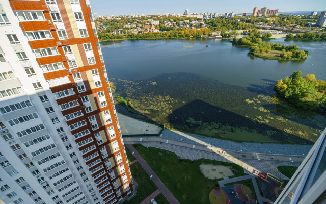 Apartamenty Brutal'nyj Lev na 23 etaze s panoramnym vidom na reku