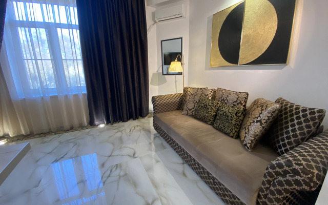 Апартаменты в современном стиле с камином