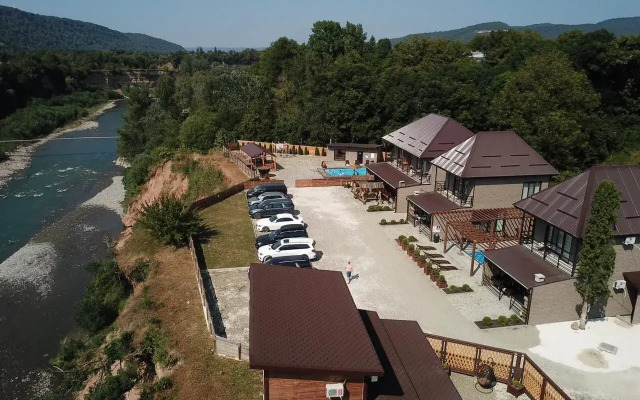 S baney i basseynom Private house