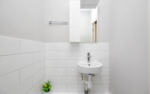 Svetlaya Shikarnaya Tryokhkomnatnaya Kvartira U Stolitsy Apartments