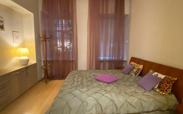 Peshkom V Ermitazh I Na Dvortsovuyu Ploschad Flat