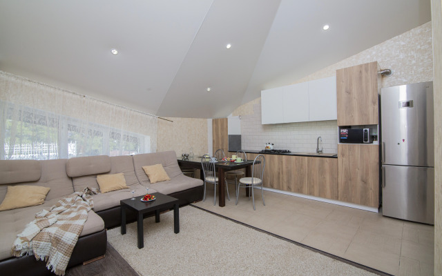 Апартаменты Трехкомнатная квартира на ул. Колхозной 112