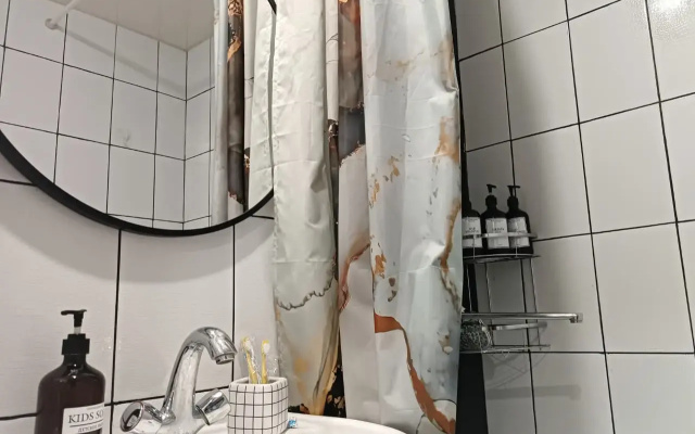 Kvartira Uutnaa Studia na Cetveryh v Centre