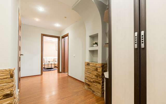 Апартаменты двухкомнатные  на Мещерском бульваре 3/3 .м.Cтрелка. Сова-Дом