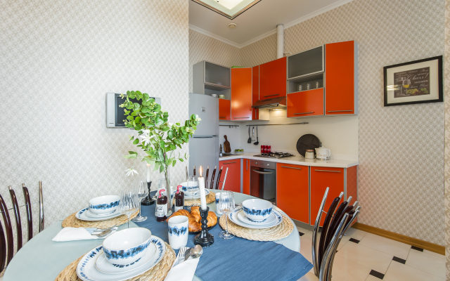 Gm Trekhkomnatnaya U Krasnoy Ploschadi  Apartments