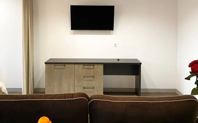 Апартаменты-студия улучшенная с кроватью двуспальным диваном и гардеробной 2 этаж