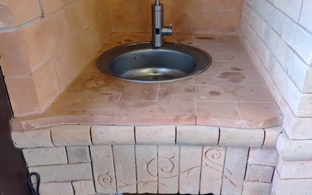 Частный дом с баней и пирсом на берегу пруда