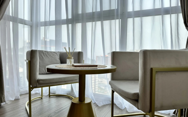 Dizaynerskaya Ryadom S Morem I Krasivym Vidom Flat
