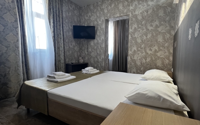 Rich Hotel