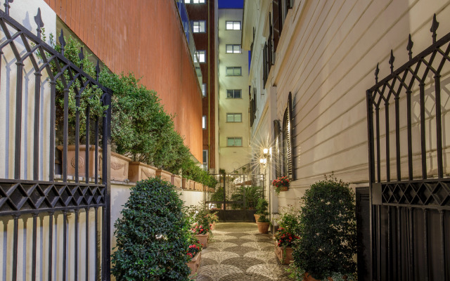 Отель Royal Court