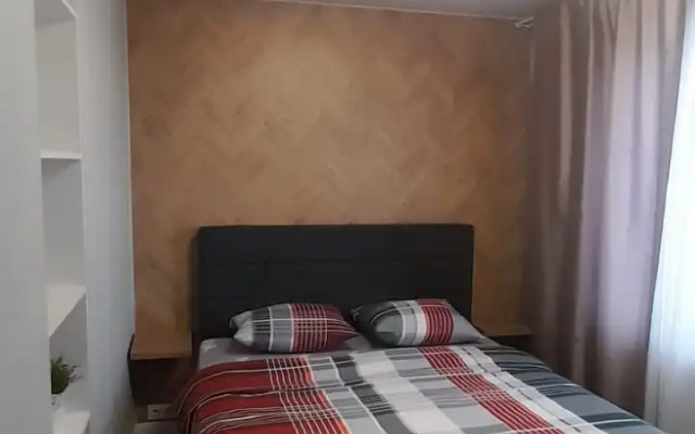 V Tsentre Bresta Flat