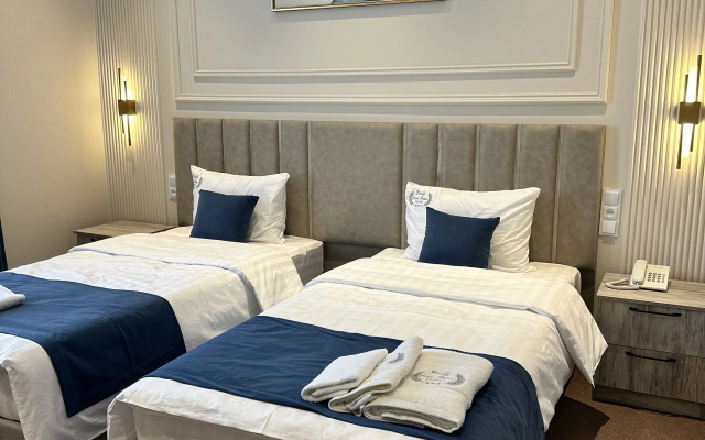 Hotel Emily Grand Palace