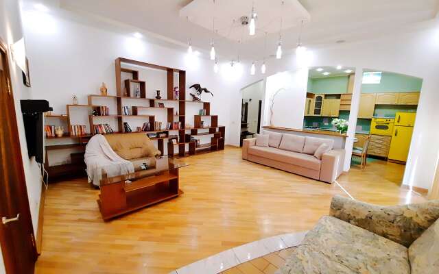 Апартаменты 4 метра над Уровнем Неба Alex