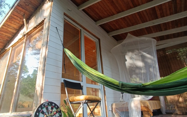 Uedinennoye v Tsentre Sochi Bungalow