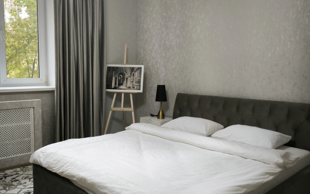 Belaya Trekhkomnatnaya Kvartira u Vokzala Apartments