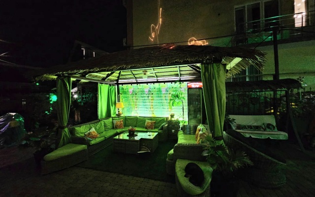 V Gostyah U Dzhulii Guest house