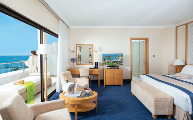 Constantinou Bros Pioneer Beach Hotel