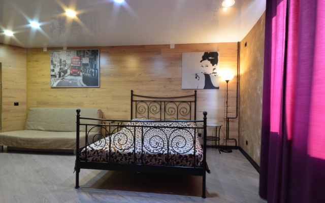 Na Naberezhnoy Na 9 Chelovek Flat
