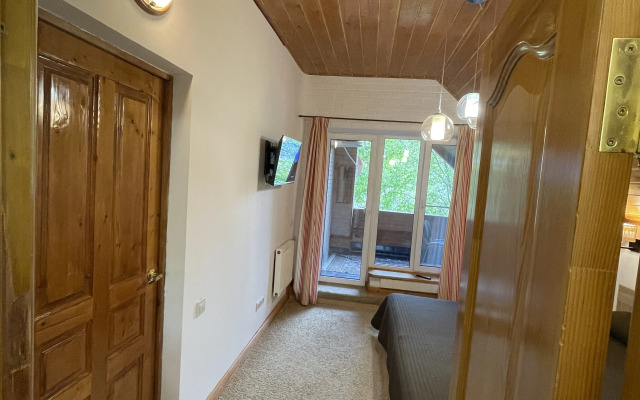 Zamok U Khudozhnika Guest House