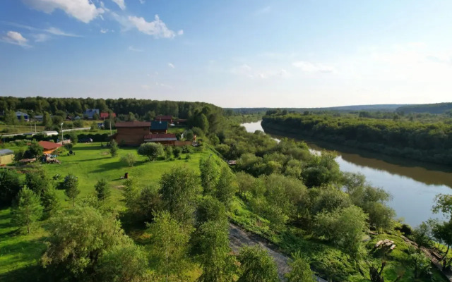 Гостевой Дом с кораблем на берегу реки