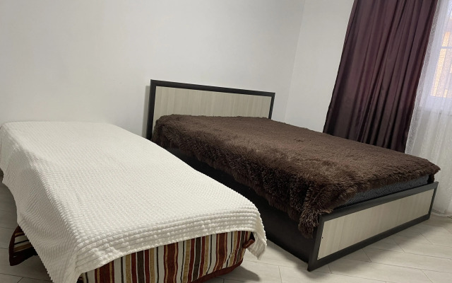 Trekhmestny Uluchshenny S Sobstvennoy Vannoy Komnatoy Apartment
