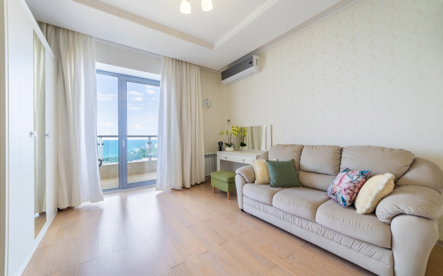 S Dvumya Terrasami I Basseynom Flat
