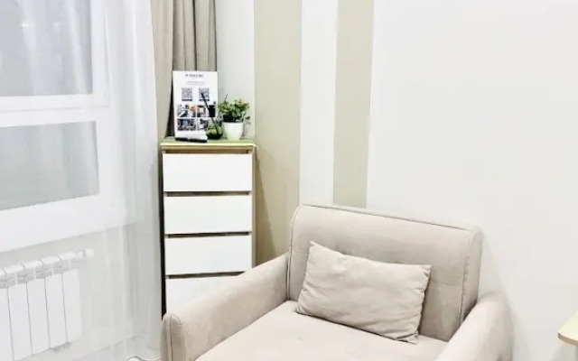 Svetlaya s dizajnerskim remontom okolo metro Apartment