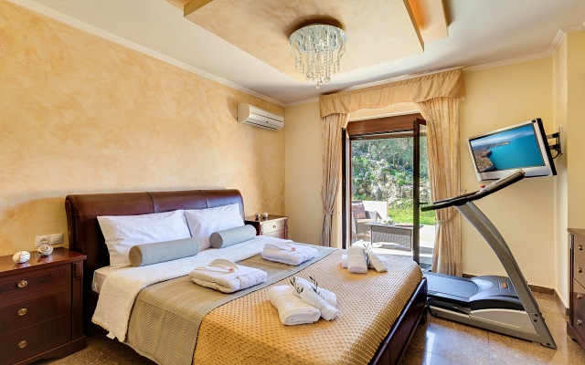 Cretan Sunny Villa Heated Pool