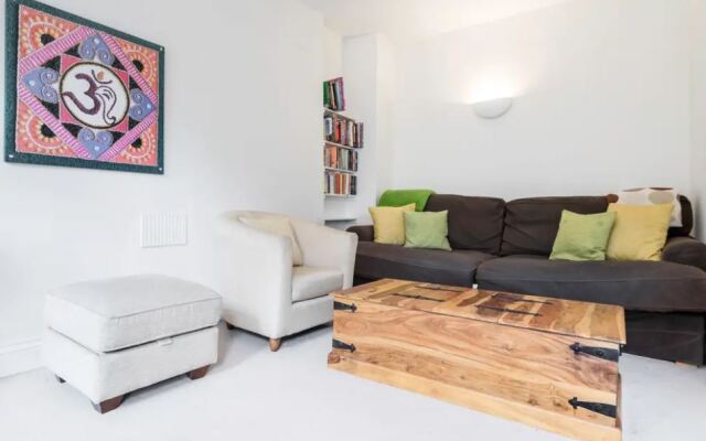 Stylish 2 Bed Sleeps 4 Apartments