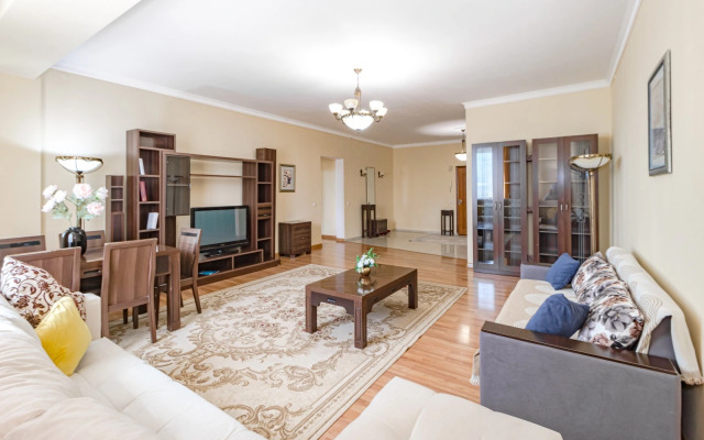 Idealnye Dlya Bolshoy Kompanii V Tsentre Apartments