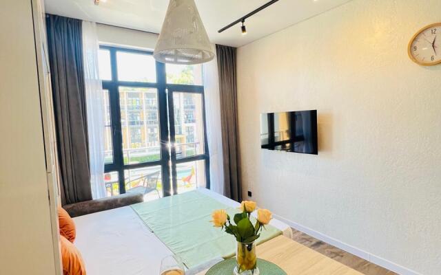 Studiya S Dizaynerskim Remontom S Baseynom I Balkonom Apartaments