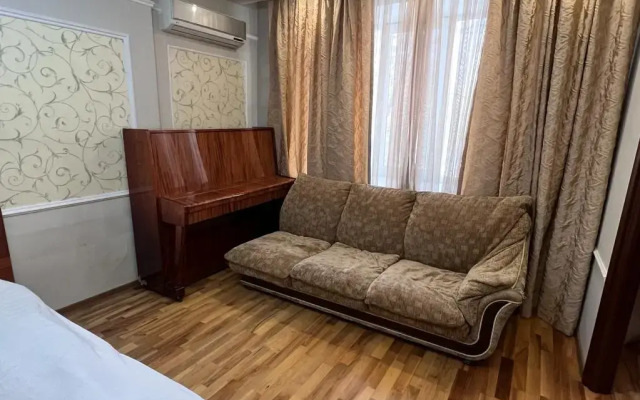 Shikarnaya Trekhkomnatnaya na Michurina Flat