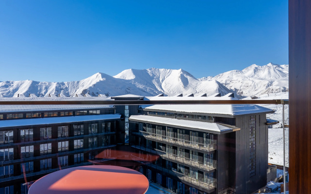 Apartamenty Prostornye apartamenty s 2 spal'nami i 2 vannymi v zdanii NEO ski-in/ski-out Novyj Gudauri