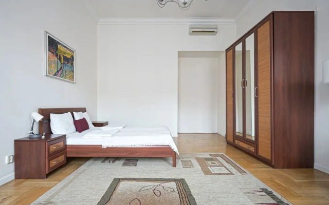 912 U Anichkova Mosta №2 Apartments