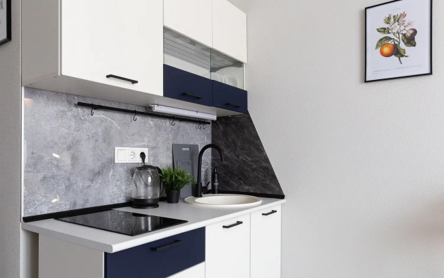 Yarkaya studiya ryadom s naberezhnoj i kondicionerom Flat