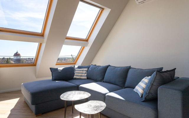 Квартира с Мансардными Окнами и Видом на Море